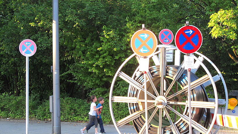Was aussieht wie ein Riesenrad, ist tatsächlich eine überdimensionierte Kabelrolle. Was aussieht wie ein Riesenrad, ist tatsächlich eine überdimensionierte Kabelrolle.