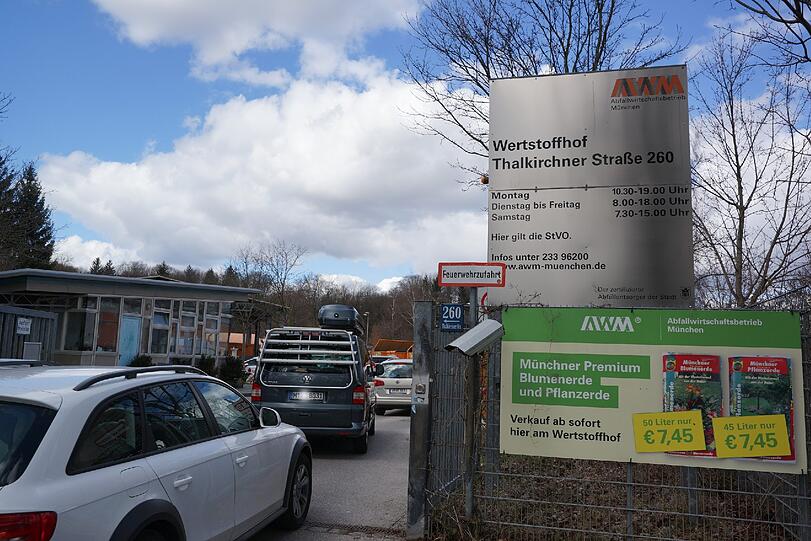 Schlangestehen zum Sperrmüllcontainer am Wertstoffhof in der Thaklkirchner Straße. Bald sollen wieder alle Münchner Höfe anfahrbar sein.