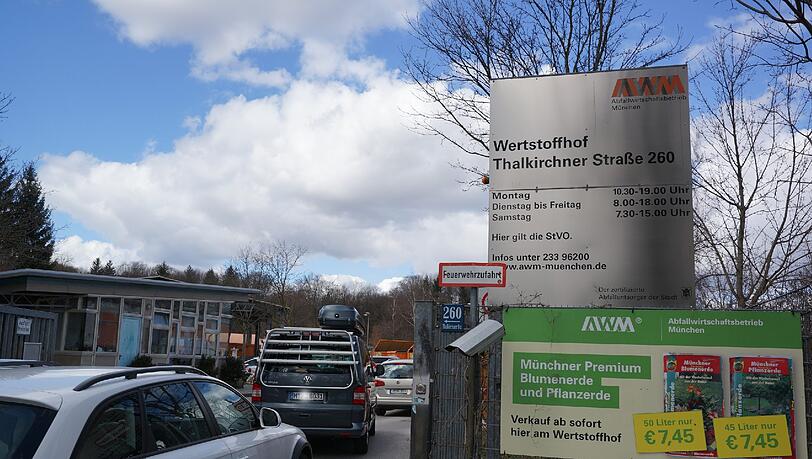 Schlangestehen zum Sperrmüllcontainer am Wertstoffhof in der Thaklkirchner Straße. Bald sollen wieder alle Münchner Höfe anfahrbar sein. Schlangestehen zum Sperrmüllcontainer am Wertstoffhof in der Thaklkirchner Straße. Bald sollen wieder alle Münchner Höfe anfahrbar sein.