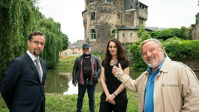 "Tatort: Es lebe der König!": Kommissar Frank Thiel (Axel Prahl, r.) und Rechtsmediziner Prof. Karl-Friedrich Boerne (Jan Josef Liefers) sind in Münster wieder im Einsatz - hier mit Kameramann Andreas Höfer und Regisseurin Buket Alakus.
