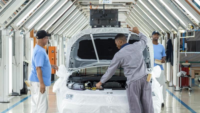 Mitarbeiter des Fahrzeugherstellers VW montieren im Werk Uitenhage in Südafrika einen Pkw. Der Konzern plant gemeinsam mit anderen Unternehmen über "Leuchtturm-Projekte" in Ländern wie Ruanda, Ghana, Kenia und anderen eine verzahnte Automobilindustrie für den Kontinent aufzubauen.