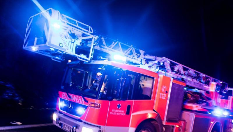 Ein Drehleiterwagen der Feuerwehr fährt mit Blaulicht über eine Straße. Foto: Marcel Kusch/Archiv Ein Drehleiterwagen der Feuerwehr fährt mit Blaulicht über eine Straße. Foto: Marcel Kusch/Archiv