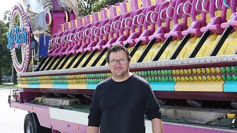 Münchens Schausteller-Chef Peter Bausch vor seinem (hier noch unaufgebauten) Fahrgeschäft Top Spin No 1.