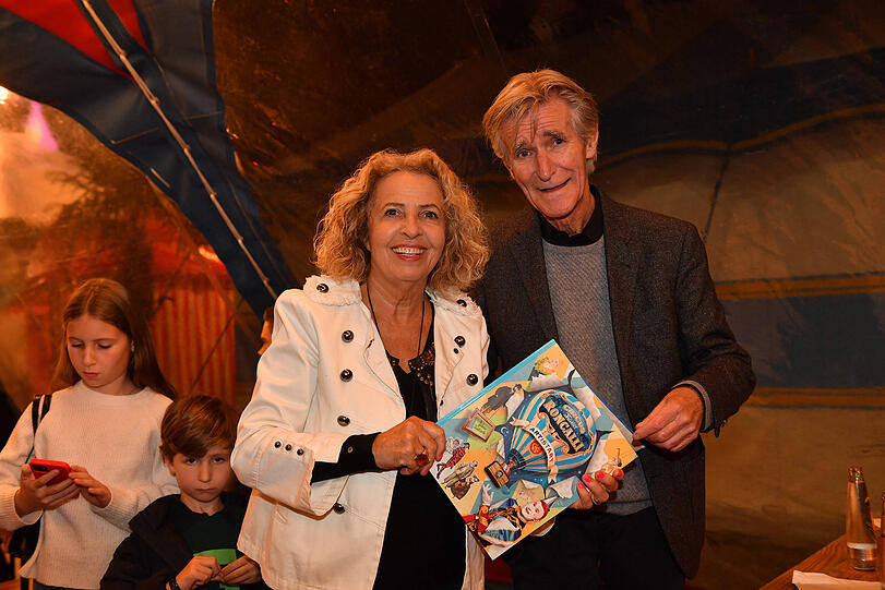 Michaela May und ihr Ehemann Bernd Schadewald ließen sich die Premiere des Programms "ARTistART" im Circus-Theater Roncalli nicht entgehen. Michaela May und ihr Ehemann Bernd Schadewald ließen sich die Premiere des Programms "ARTistART" im Circus-Theater Roncalli nicht entgehen.
