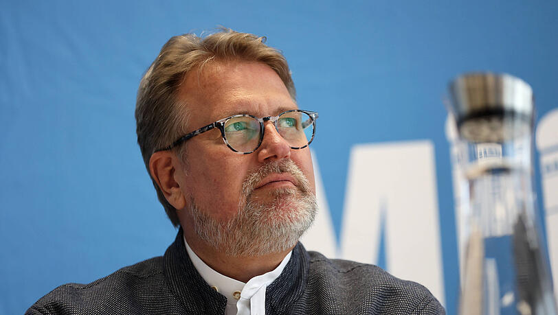 Martin Gräfer, der Vorstandsvorsitzende vom bisherigen 1860-Hauptsponsor "Die Bayerische". Die Partnerschaft endet nach zehn Jahren, obwohl der Vertrag noch ein weiteres Jahr gelaufen wäre. Martin Gräfer, der Vorstandsvorsitzende vom bisherigen 1860-Hauptsponsor "Die Bayerische". Die Partnerschaft endet nach zehn Jahren, obwohl der Vertrag noch ein weiteres Jahr gelaufen wäre.