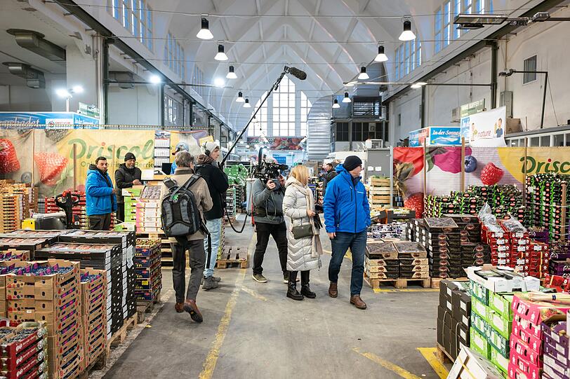 Jenny (Mitte) zieht in der Großmarkthalle viele Blicke auf sich. Jenny (Mitte) zieht in der Großmarkthalle viele Blicke auf sich.
