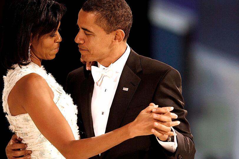 ...zeigt er auch auf dem Tanzparkett. Hier tanzt er mit seiner First Lady Michelle.