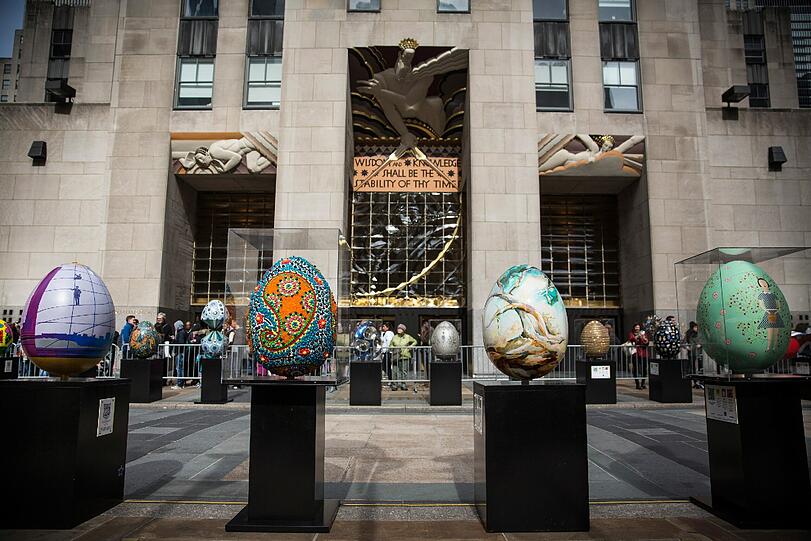 In New York stehen vor dem Rockefeller Center von Künstlern designte Faberge Eier.
