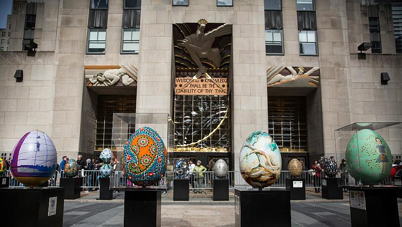 In New York stehen vor dem Rockefeller Center von Künstlern designte Faberge Eier. In New York stehen vor dem Rockefeller Center von Künstlern designte Faberge Eier.