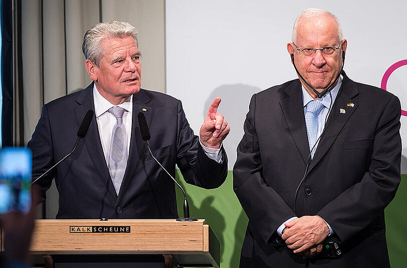 Der israelische Präsident Reuven Rivlin (re.) ist momentan zu Besuch in der deutschen Hauptstadt und blickt zuammen mit Joachim Gauck mit besorgtem Blick auf den wachsenden Antisemitismus.