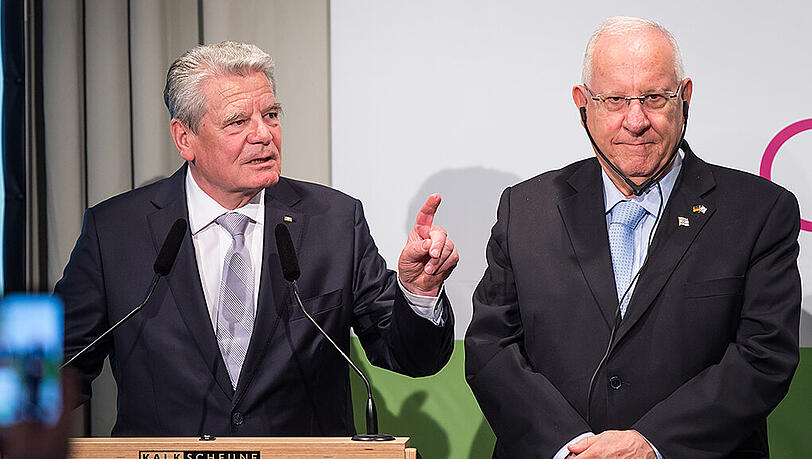 Der israelische Präsident Reuven Rivlin (re.) ist momentan zu Besuch in der deutschen Hauptstadt und blickt zuammen mit Joachim Gauck mit besorgtem Blick auf den wachsenden Antisemitismus. Der israelische Präsident Reuven Rivlin (re.) ist momentan zu Besuch in der deutschen Hauptstadt und blickt zuammen mit Joachim Gauck mit besorgtem Blick auf den wachsenden Antisemitismus.