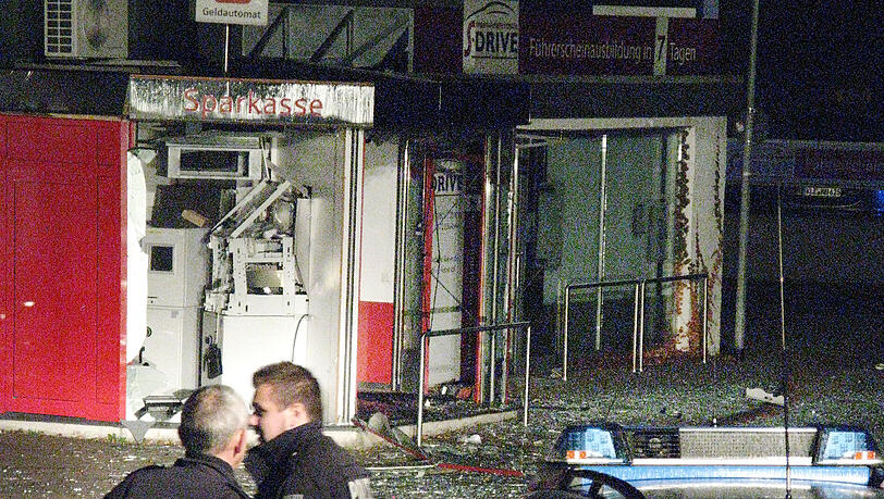 Banden aus den Niederlanden fahren offenbar regelmäßig nach Nordrhein-Westfalen zum Geldautomaten-Sprengen. Banden aus den Niederlanden fahren offenbar regelmäßig nach Nordrhein-Westfalen zum Geldautomaten-Sprengen.