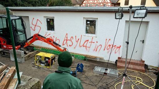 Vorra: Dieser Anschlag war nicht rechtsradikal motiviert, sondern sollte Baumängel vertuschen. Zwei Mitarbeiter der Baufirma zündeten 2014 ein geplantes Heim an und beschmierten die Wände.