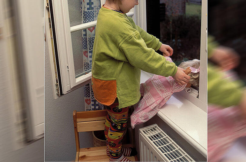 Ein zweijähriger Junge stürzte aus dem Obergeschoss eines Wohnhauses in Moosach. Wie durch ein Wunder kamen der Bub und seine Eltern mit dem Schrecken davon. (Symbolbild)
