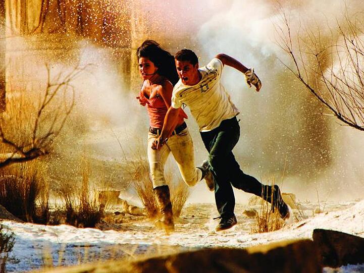 "Transformers": Die Schlacht zwischen Autobots und Decepticons geht weiter - und Sam (Shia LaBeouf, r.) und Mikaela (Megan Fox, l.) sind mitten drin.