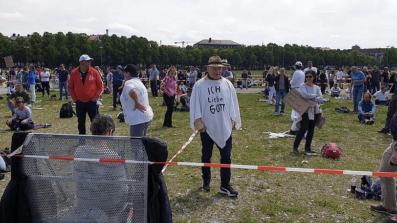 "Ich liebe Gott": Auf Transparenten und mit T-Shirts wurde in München gegen die Corona-Beschränkungen protestiert.