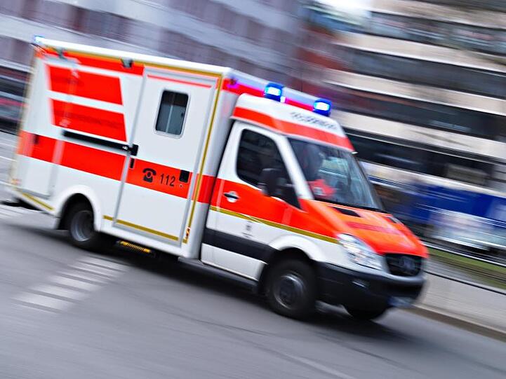 Ein Rettungswagen mit Blaulicht. Foto: Nicolas Armer/dpa/Symbolbild