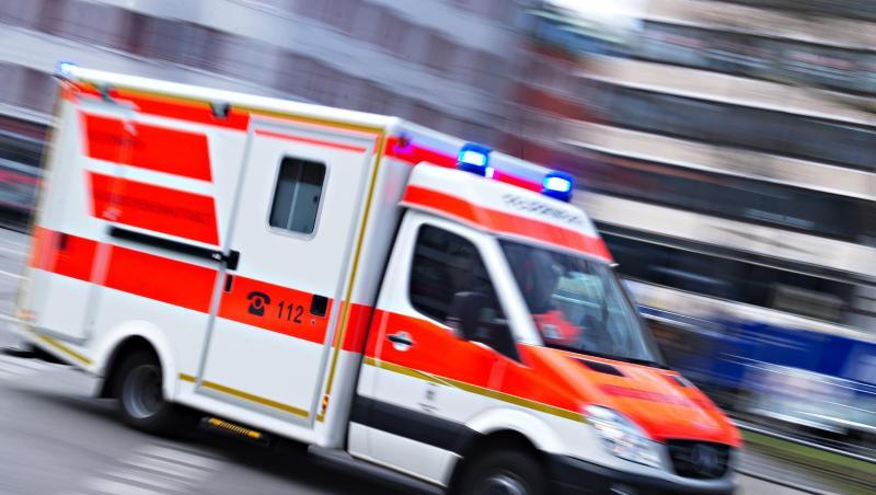 Ein Rettungswagen mit Blaulicht. Foto: Nicolas Armer/dpa/Symbolbild Ein Rettungswagen mit Blaulicht. Foto: Nicolas Armer/dpa/Symbolbild