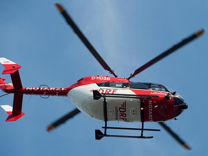 Ein Rettungshubschrauber fliegt über einen Flugplatz. Foto: Stefan Sauer/zb/dpa/Archiv