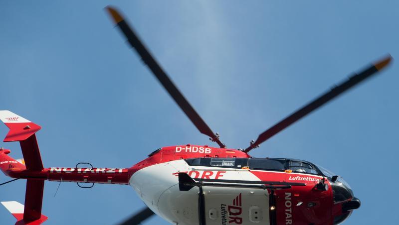 Ein Rettungshubschrauber fliegt über einen Flugplatz. Foto: Stefan Sauer/zb/dpa/Archiv Ein Rettungshubschrauber fliegt über einen Flugplatz. Foto: Stefan Sauer/zb/dpa/Archiv