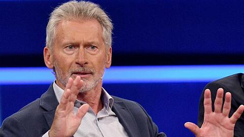 Paul Breitner, ehemaliger Fußballnationalspieler, sitzt in einer Fernsehshow.