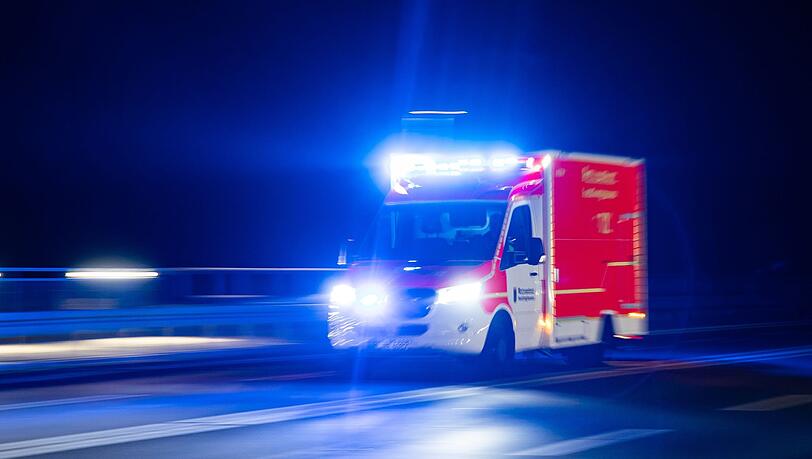 In einem Restaurant klagten zahlreiche Gäste über Beschwerden beim Atmen. Zwei Personen wurden ins Krankenhaus eingeliefert. (Symbolbild)