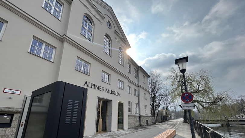 Früher Radldurchfahrt, jetzt Haupteingang des Alpinen Museums mit digitaler Infostele und Echtholz-Sitzbank am Isarkanal. Früher Radldurchfahrt, jetzt Haupteingang des Alpinen Museums mit digitaler Infostele und Echtholz-Sitzbank am Isarkanal.