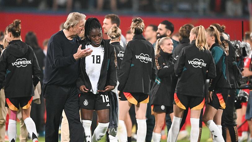 Bundestrainer Horst Hrubesch (l.) ist auch nach dem 4:1-Sieg mit coachen beschäftigt.