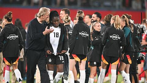 Bundestrainer Horst Hrubesch (l.) ist auch nach dem 4:1-Sieg mit coachen beschäftigt.