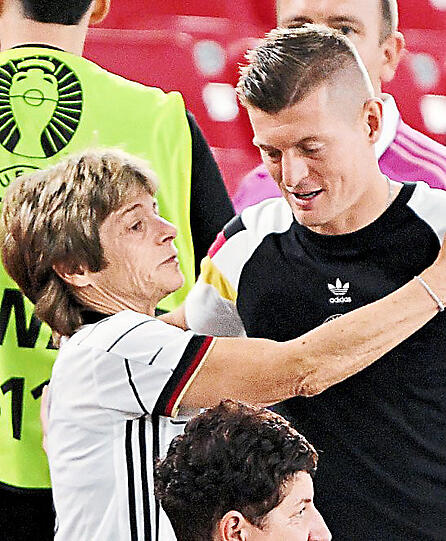 Trost von der Familie: Kroos mit seiner Mutter Birgit.