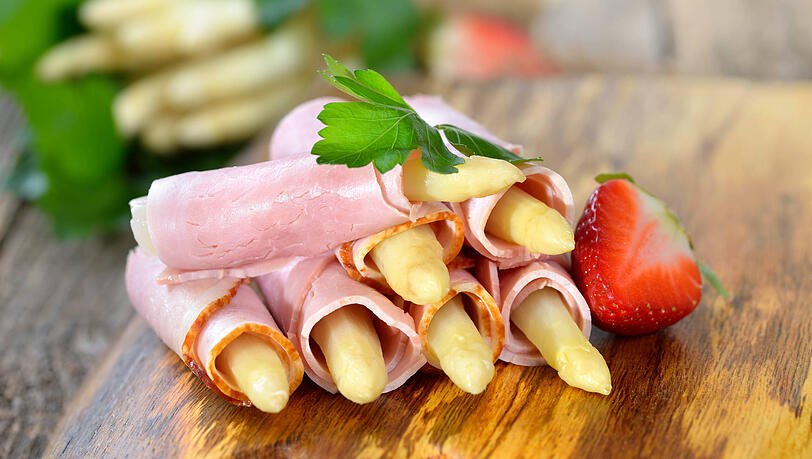 Schinkenröllchen mit Bärlauch und Spargel. Schinkenröllchen mit Bärlauch und Spargel.