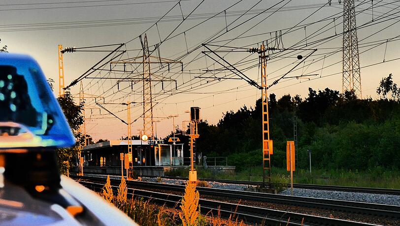 Eine 40-jährige Frau setzt sich in der S-Bahn versehentlich auf die Tasche einer 19-Jährigen. Die Situation eskaliert.