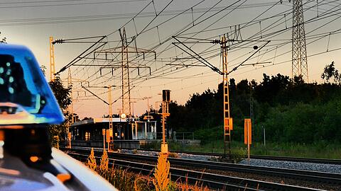 Eine 40-jährige Frau setzt sich in der S-Bahn versehentlich auf die Tasche einer 19-Jährigen. Die Situation eskaliert.