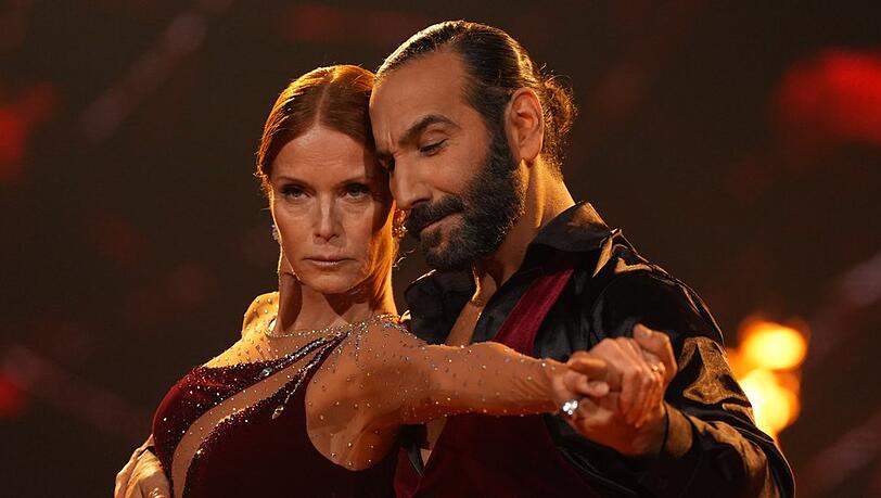 Ein Moment aus dem letzten TV-Tanz von Esther Schweins und Massimo Sinat&oacute; im Wettbewerb von "Let's Dance".