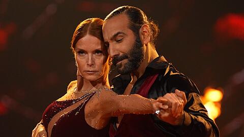 Ein Moment aus dem letzten TV-Tanz von Esther Schweins und Massimo Sinat&oacute; im Wettbewerb von "Let's Dance".