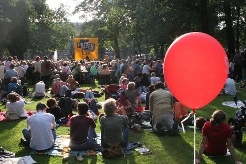 Bei gutem Wetter herrscht Rasenstau: Der Erlanger Schlosspark während des Poetenfests.