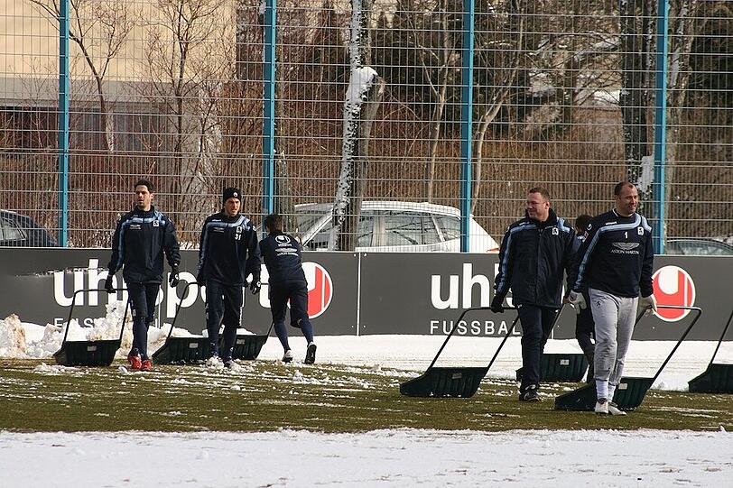 Tauwetter bei den Löwen: Am Donnerstag mussten die Sechzger an die Schneeschippe, bevor es ins Training ging. Schaufeln für den Erfolg - die Bilder von der Grünwalder.