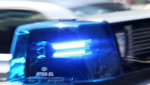 Der 36-Jährige wird sich nun wegen Einschleusens von Ausländern mittels einer das Leben gefährdenden Behandlung und
gefährlichen Eingriffs in den Straßenverkehr verantworten müssen. Der 36-Jährige wird sich nun wegen Einschleusens von Ausländern mittels einer das Leben gefährdenden Behandlung und
gefährlichen Eingriffs in den Straßenverkehr verantworten müssen.