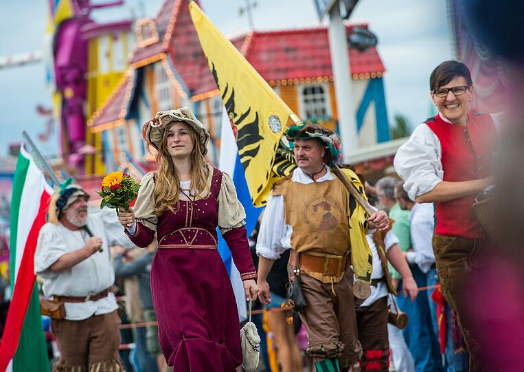 Trotz Nieselwetters rollten rund 40 Festwagen und Kutschen in dem sieben Kilometer langen Zug mit - und die Trachtler aus der ganzen Welt hatten dabei beste Laune.