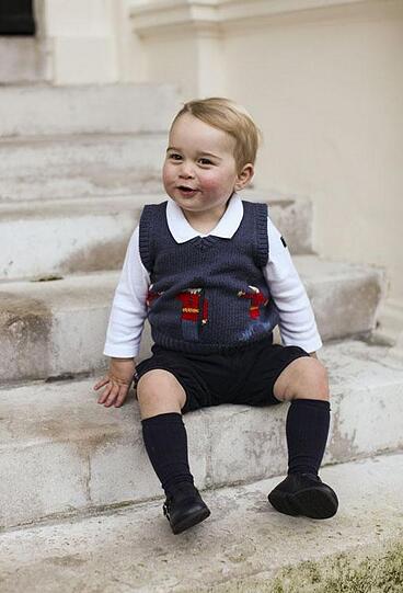 Der kleine Prinz George auf den Stufen des Kensington Palastes