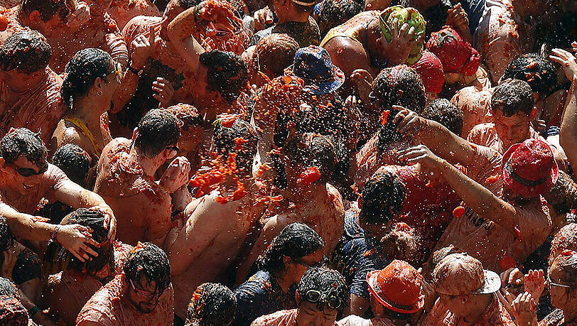 Fehlt noch Mozzarella - Tomaten sind schon drauf: "La Tomatina", die traditionelle Tomatenschlacht in der ostspanischen Kleinstadt Bunol, lockt jedes Jahr Tausende an. Fehlt noch Mozzarella - Tomaten sind schon drauf: "La Tomatina", die traditionelle Tomatenschlacht in der ostspanischen Kleinstadt Bunol, lockt jedes Jahr Tausende an.