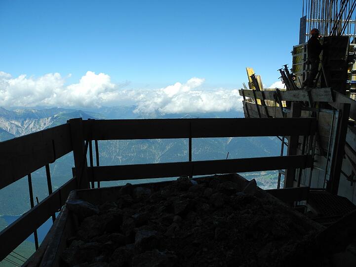 Mit dem Bauarbeiten für die neue Seilbahn auf der Zugspitze liegt man voll im Plan. Weihnachten 2017 soll eröffnet werden.