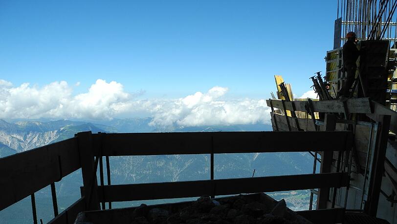 Mit dem Bauarbeiten für die neue Seilbahn auf der Zugspitze liegt man voll im Plan. Weihnachten 2017 soll eröffnet werden. Mit dem Bauarbeiten für die neue Seilbahn auf der Zugspitze liegt man voll im Plan. Weihnachten 2017 soll eröffnet werden.