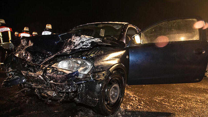 Eine schwangere Frau wurde beim Zusammenprall ihres Autos mit dem eines Opel-Fahrers verletzt.
