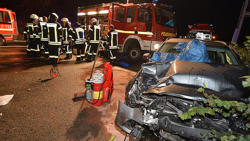 Bilder von der Unfallstelle auf der A2. Bei der Massenkarambolage starben zwei Menschen.