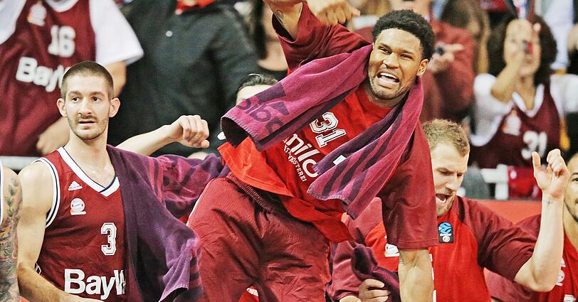 Große Emotionen und Glücksgefühle auf der Bayern-Bank (v.l.): Braydon Hobbs, Devin Booker und Anton Gavel.