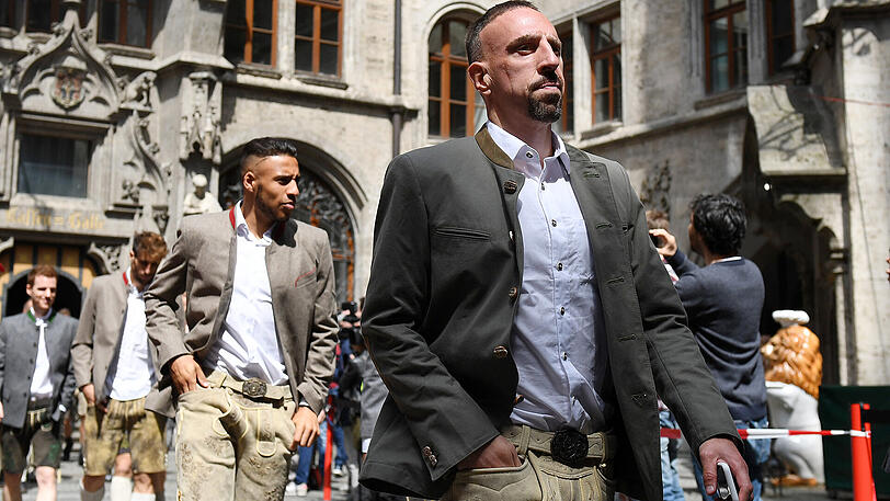 Franck Ribéry und seine Kollegen beim Marsch auf den Rathausbalkon.