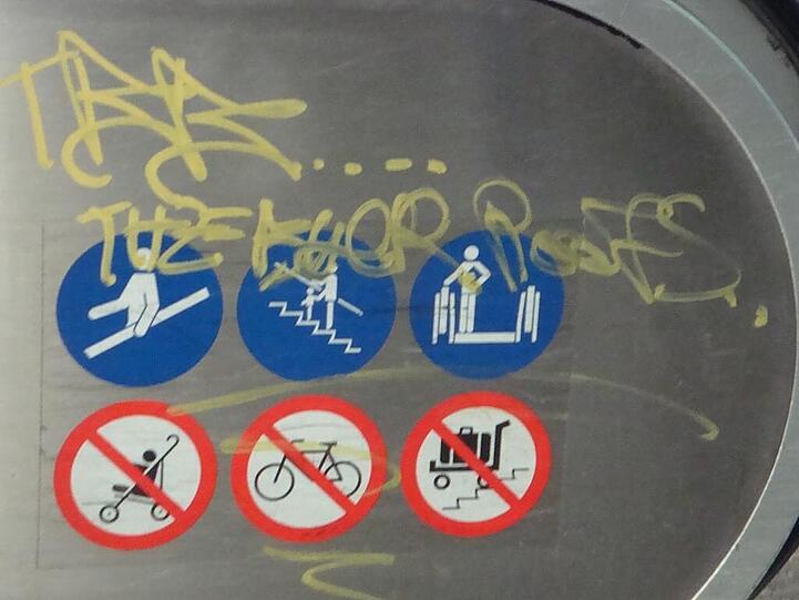 Mit einem goldenen Edding-Stift wurde der Aufzug "verziert".
