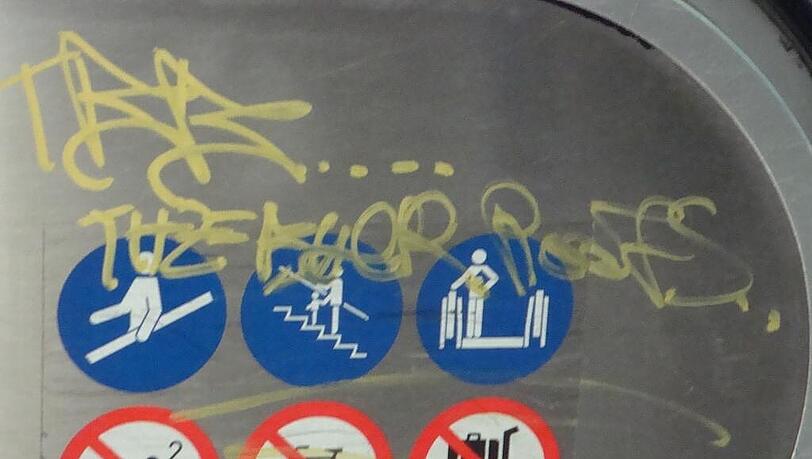 Mit einem goldenen Edding-Stift wurde der Aufzug "verziert". Mit einem goldenen Edding-Stift wurde der Aufzug "verziert".