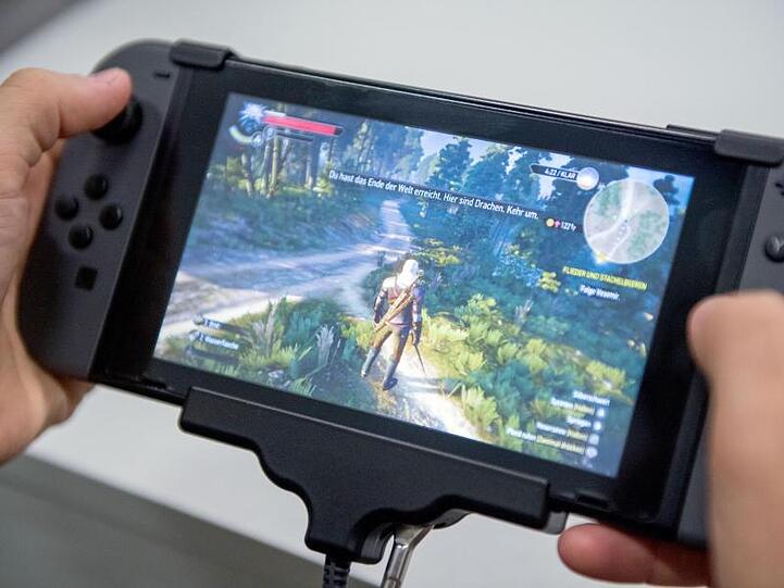 Nintendo verkaufte im vergangenen Quartal rund 3,3 Millionen ihrer Switch-Spielekonsolen - ein Drittel mehr als ein Jahr zuvor.
